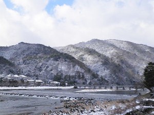 雪の嵐山